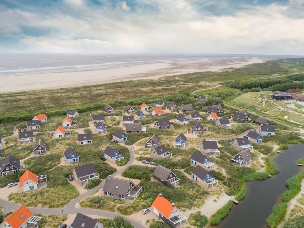 Luftaufnahme der Ferienhäuser von Landal Strand Resort Ouddorp Duin direkt am Meer 