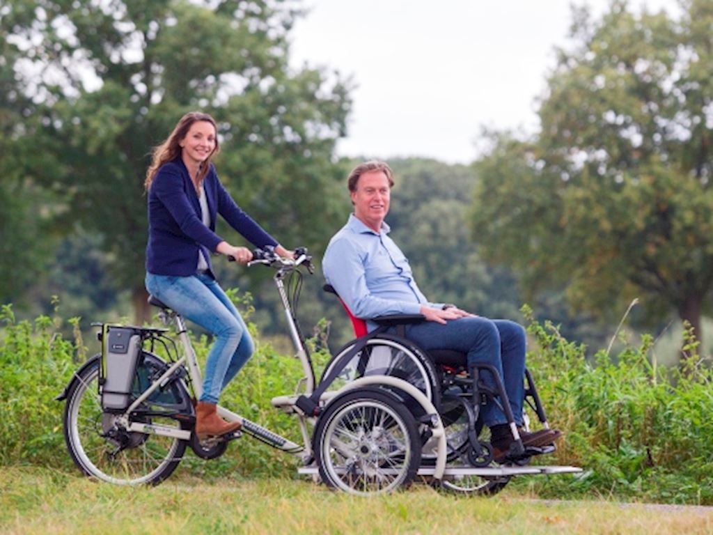 Mann und Frau auf Rollstuhlfahrrad
