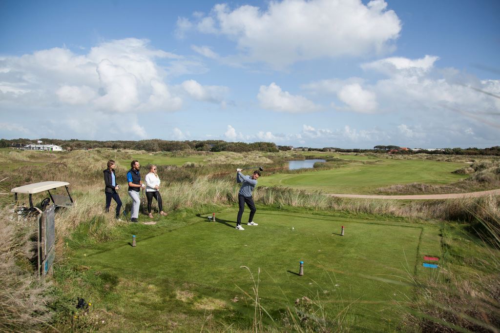 Golfspieler bei Abschlag auf Golfplatz auf Texel