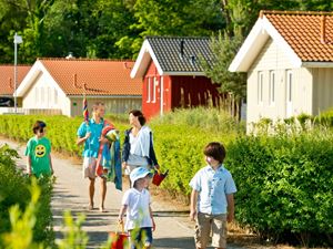 Familie geht durch Ferienpark Landal Travemünde an der Ostsee